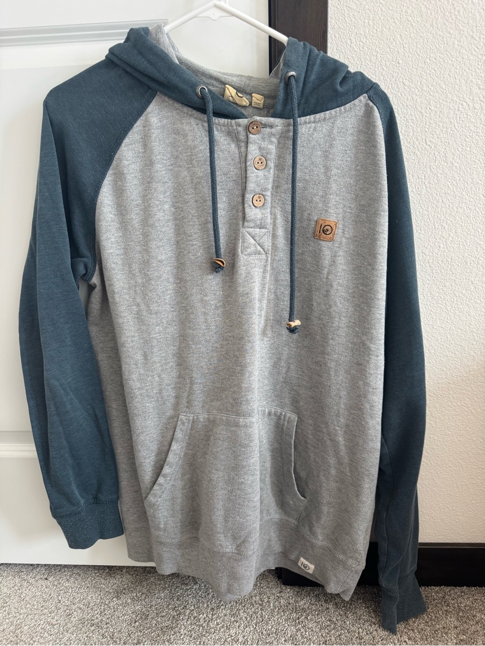 tentree Two-Tone Raglan Hooded Henley - Gray & Teal